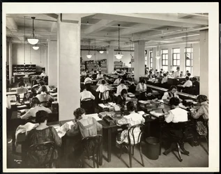 International Magazine Co.、119 West 40th Street、ニューヨーク、1919年に注文部門で働く女性の内部ビュー（銀ゼラチンプリント）